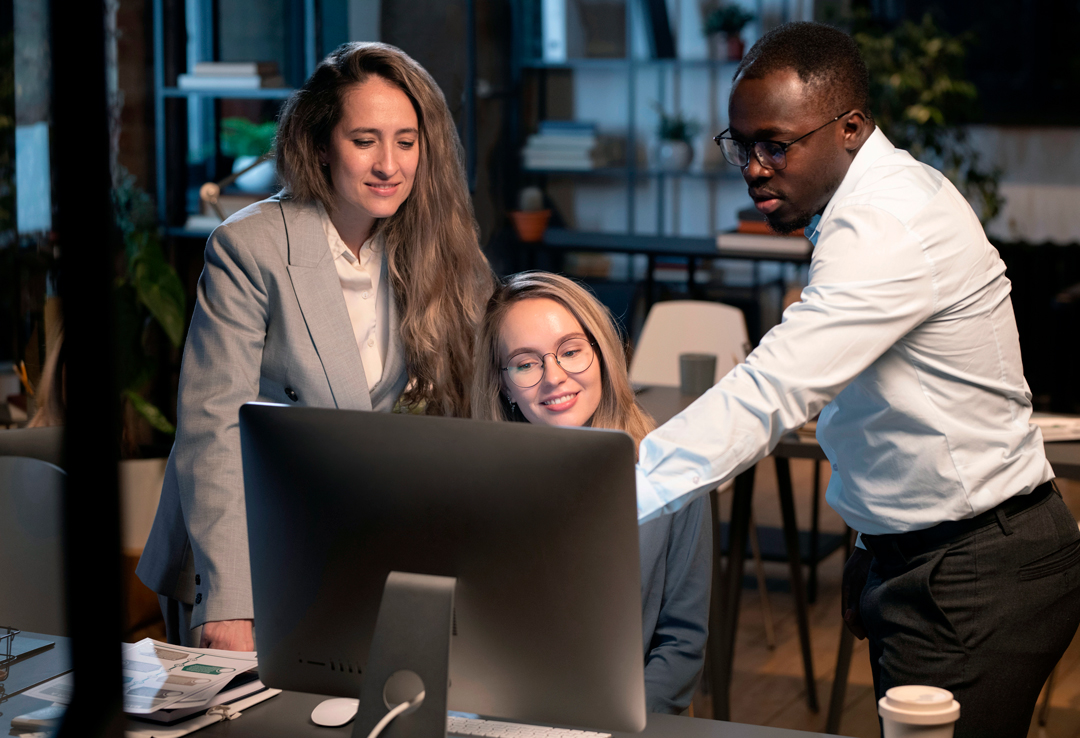 people-around-computer-2